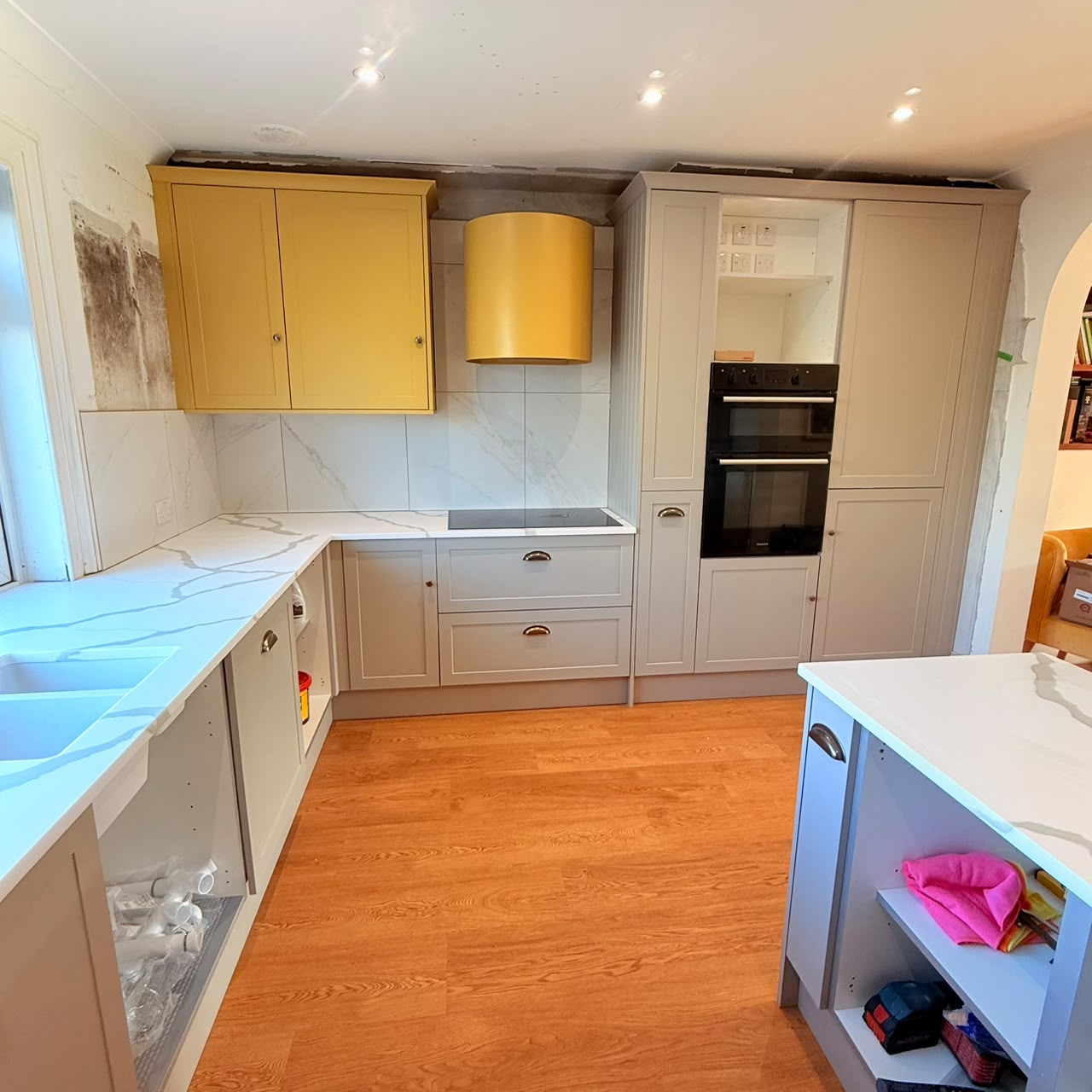 Tall unit run with built-in double oven and integrated appliances