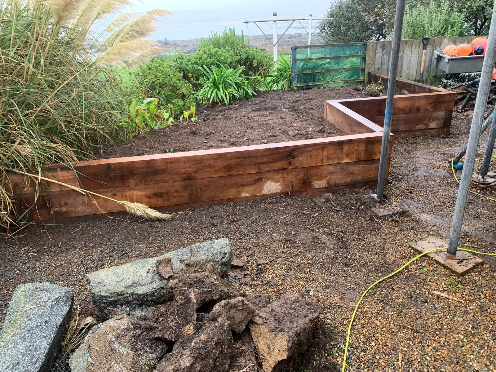 Sleeper planter walls with precision corner joints